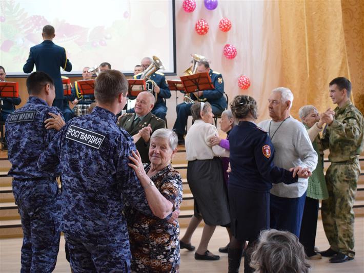 Музыканты Росгвардии в Иркутской области провели для ветеранов войны и тыла танцевальный праздник  