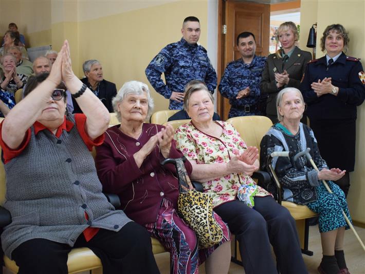 Музыканты Росгвардии в Иркутской области провели для ветеранов войны и тыла танцевальный праздник  