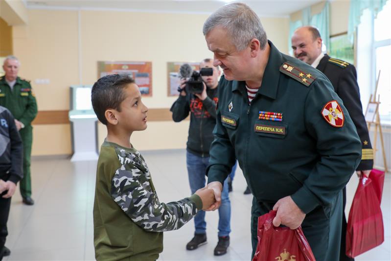 Участники Всероссийского проекта «Дети-герои» посетили дивизию имени Ф.Э. Дзержинского и познакомились с кадетами Росгвардии (фото, видео)