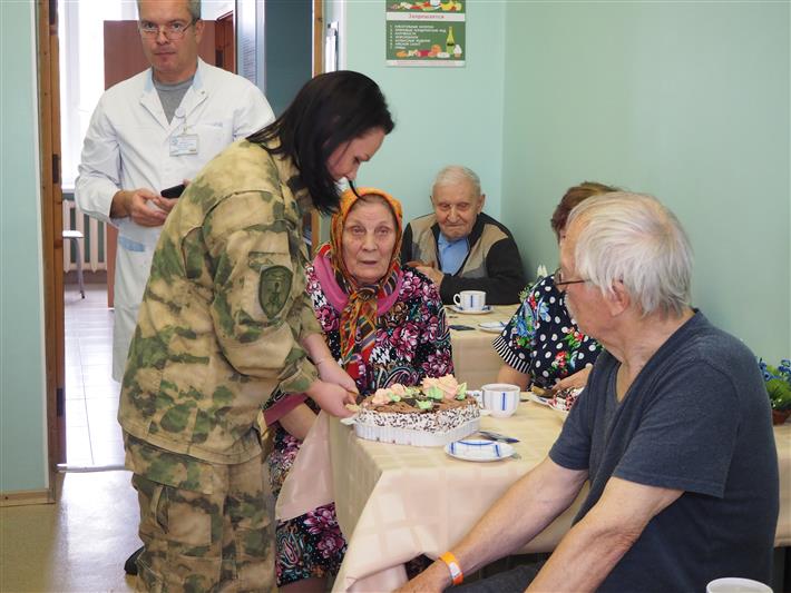 В День пожилого человека  в городах  Центрального федерального округа  проходит акция Росгвардии  «Заботой согреем сердца» 