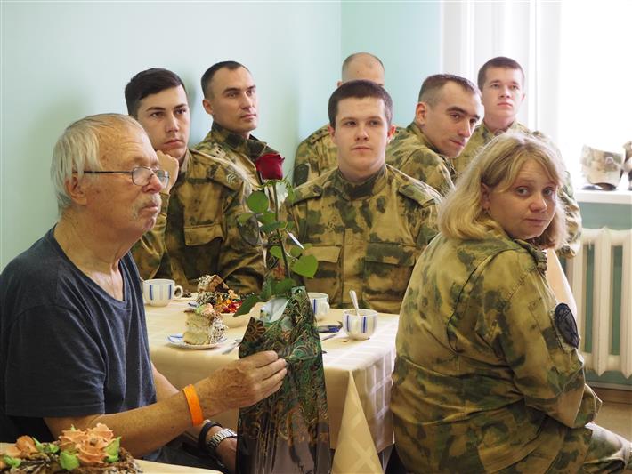 В День пожилого человека  в городах  Центрального федерального округа  проходит акция Росгвардии  «Заботой согреем сердца» 