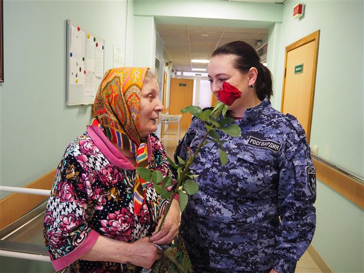 В День пожилого человека  в городах  Центрального федерального округа  проходит акция Росгвардии  «Заботой согреем сердца» 