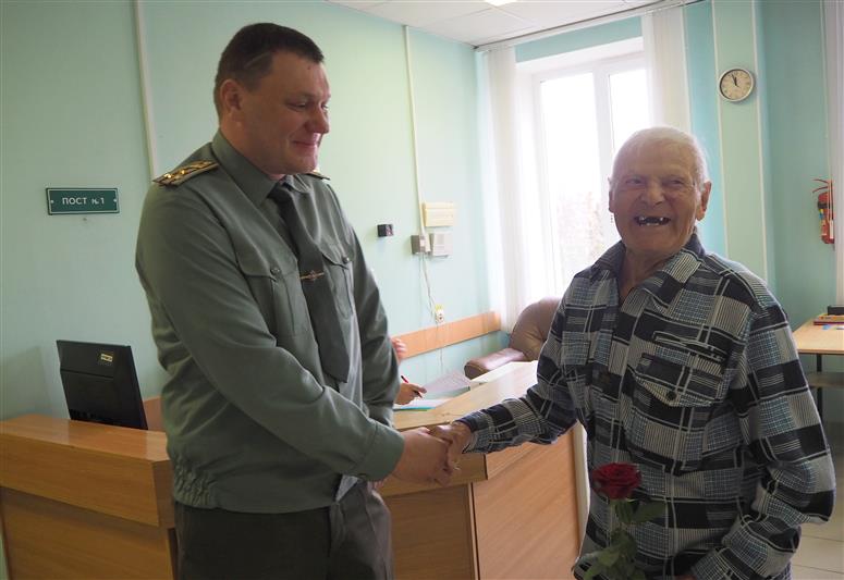 В День пожилого человека  в городах  Центрального федерального округа  проходит акция Росгвардии  «Заботой согреем сердца» 