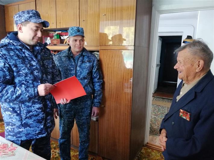 В городах Урала проходит акция Росгвардии «Заботой согреем сердца» 