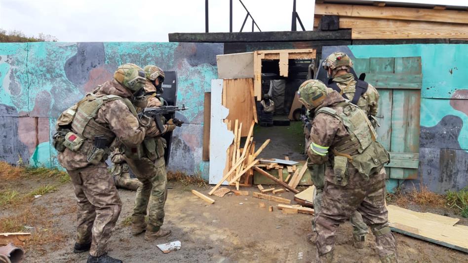 Военнослужащие отряда спецназа «Тайфун» Росгвардии совершенствуют профессиональные навыки в полевых условиях (фото)
