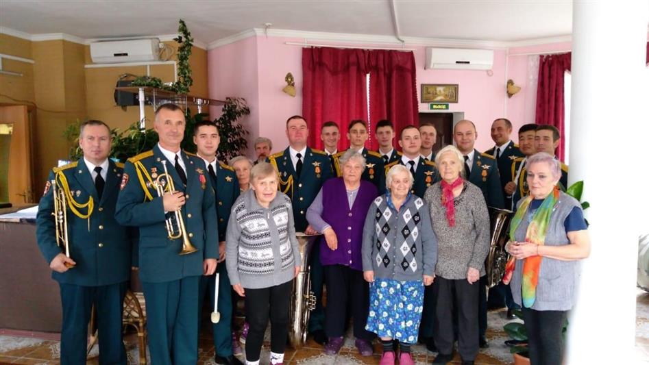 В рамках акции «Заботой согреем сердца» оркестр Северо-Западного округа Росгвардии выступил перед пожилыми людьми 