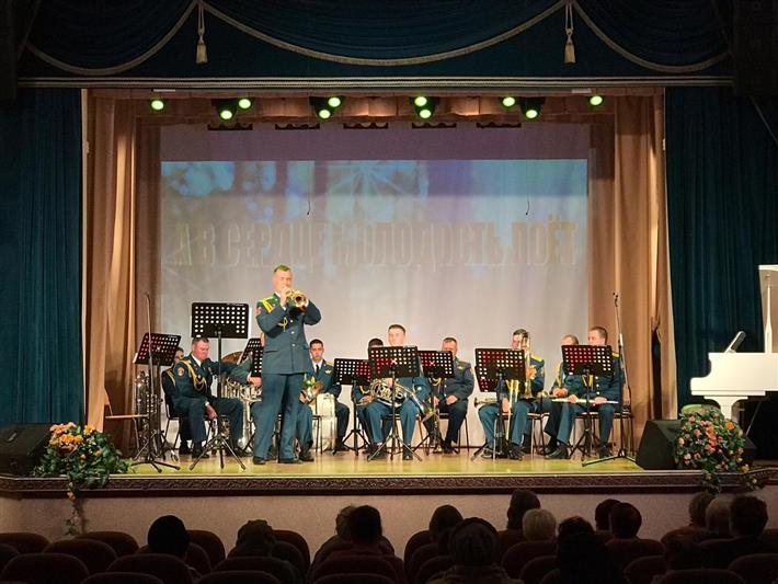 В рамках акции «Заботой согреем сердца» оркестр Северо-Западного округа Росгвардии выступил перед пожилыми людьми