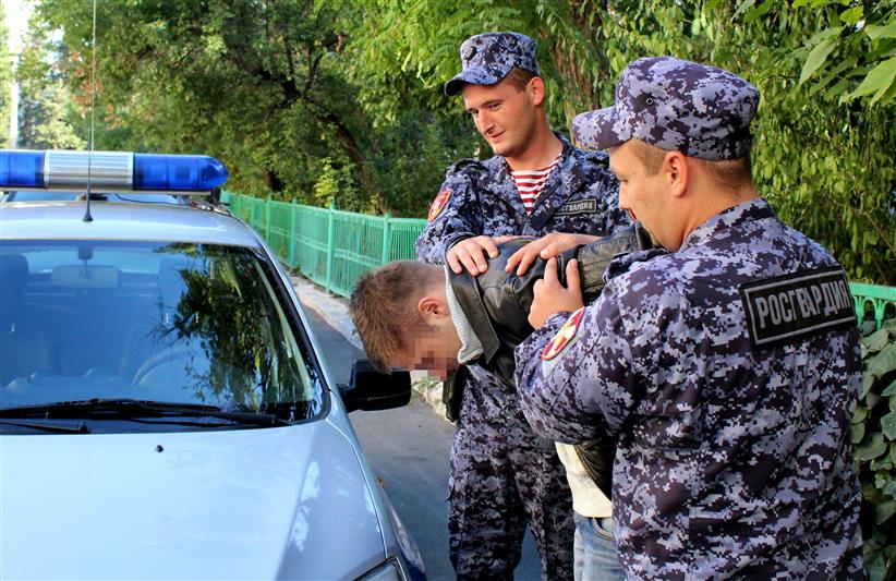 В Севастополе сотрудники Росгвардии задержали злоумышленника, преследовавшего с ножом трёх подростков