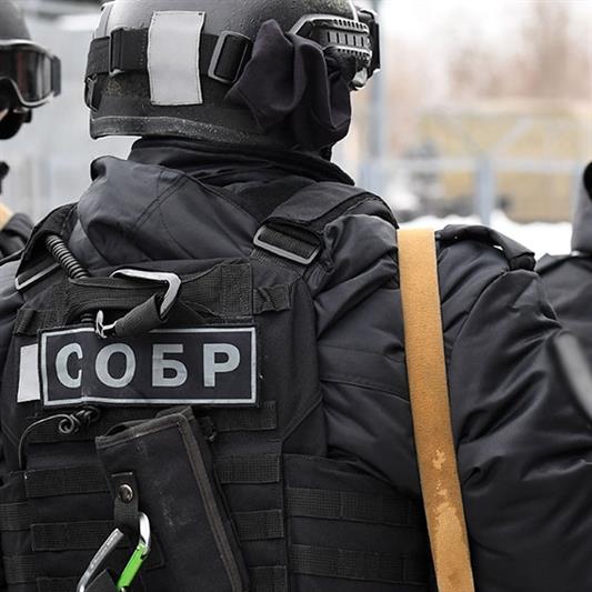Сотрудники красноярского СОБР Росгвардии оказали содействие полицейским в пресечении деятельности цеха по нелегальному производству алкогольной продукции