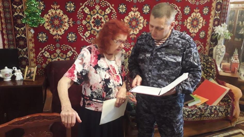 В городах Урала проходит акция Росгвардии «Заботой согреем сердца» 
