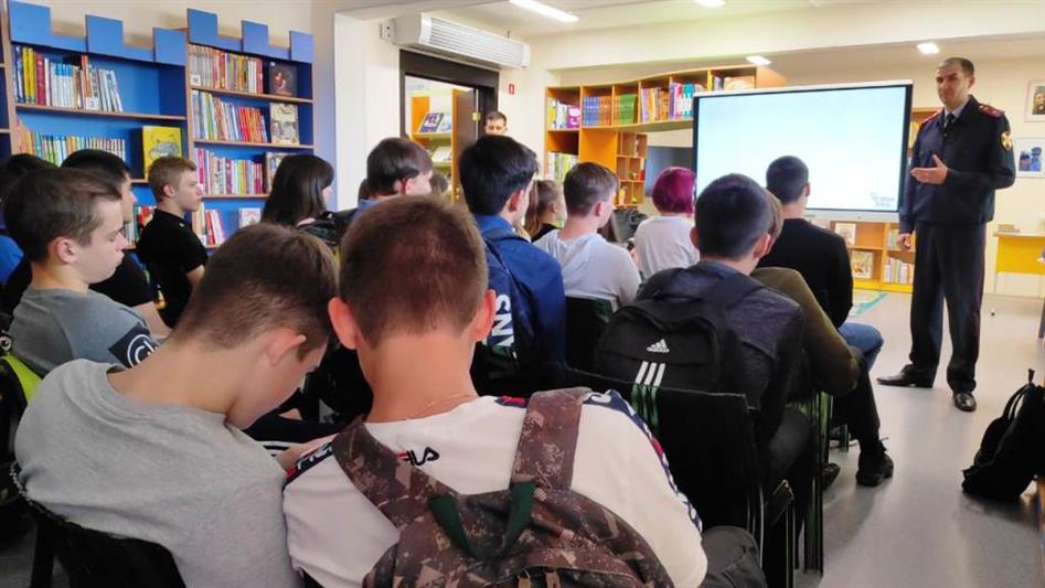 Сотрудники вневедомственной охраны Росгвардии рассказали ямальским школьникам о своей службе в условиях Арктики