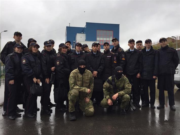 Курсанты московского юридического колледжа попробовали себя в роли сотрудников СОБР