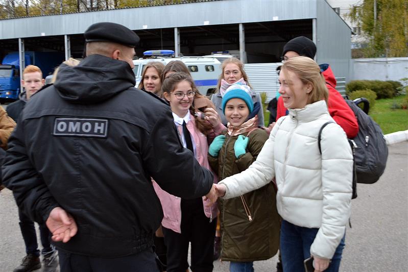 Юные журналисты и блогеры побывали в кировском ОМОН