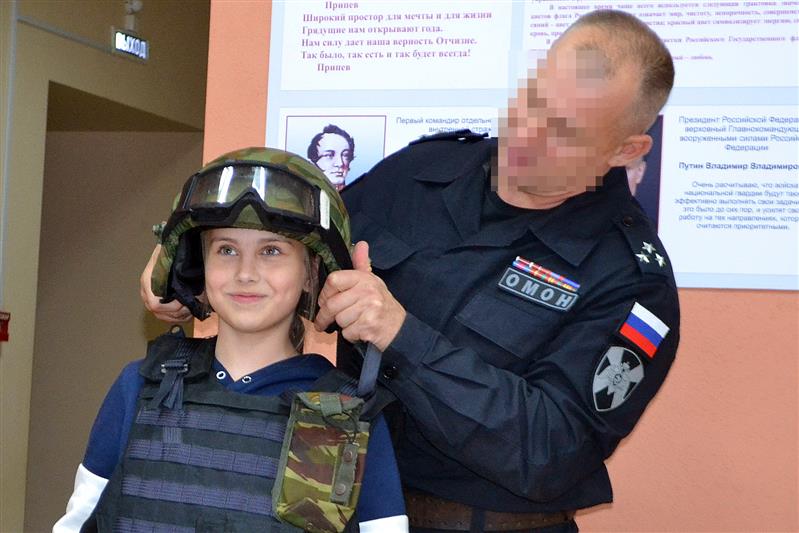 Юные журналисты и блогеры побывали в кировском ОМОН 