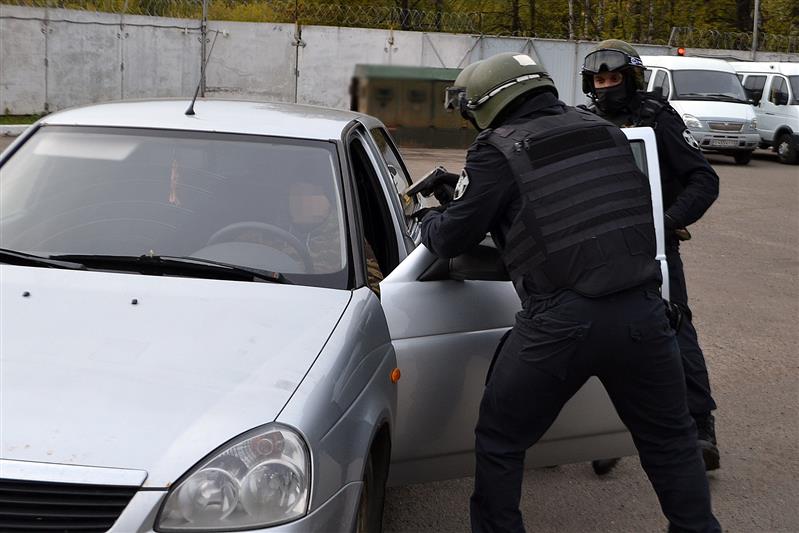 Юные журналисты и блогеры побывали в кировском ОМОН 