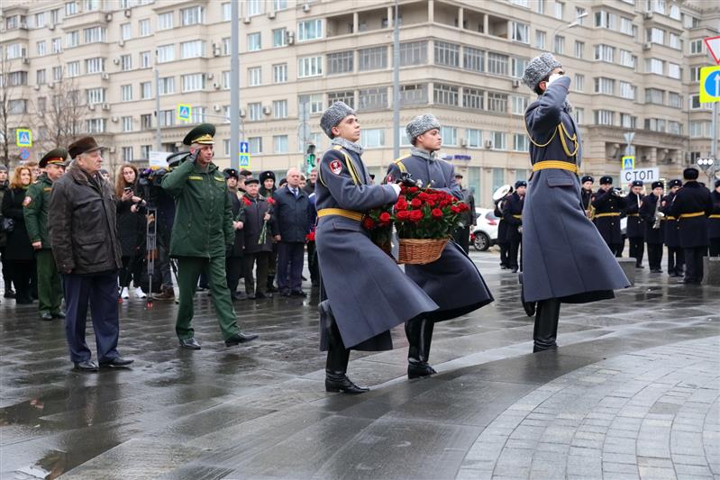 В Москве военнослужащие и сотрудники Росгвардии приняли участие в акции «100 гвоздик к 100-летию Михаила Калашникова»