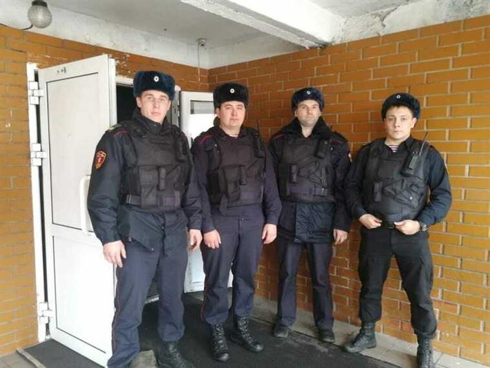 В Кузбассе росгвардейцы эвакуировали жильцов студенческого общежития из горящего здания