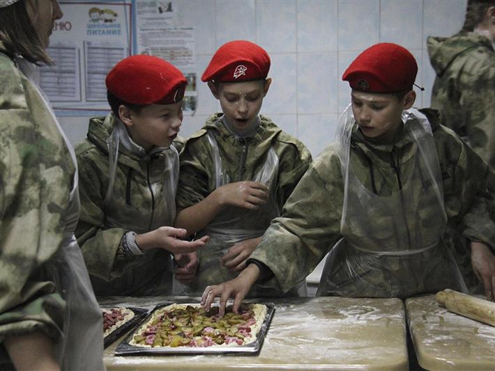 Росгвардейцы из «Кузбасса» помогли юным подшефным приготовить кулинарные подарки для мам