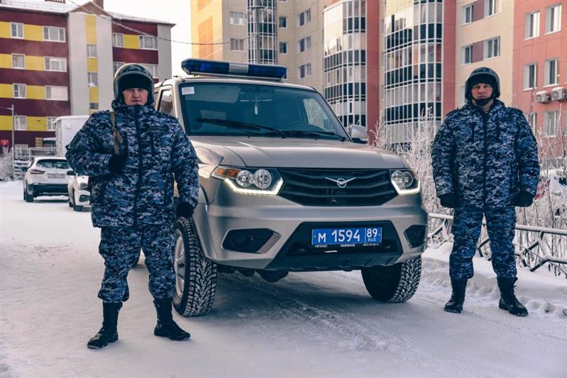 В Салехарде росгвардейцы спасли ребенка, упавшего в канализационный люк