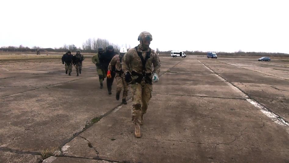 Сотрудники новгородских спецподразделений Росгвардии отработали беспарашютное десантирование