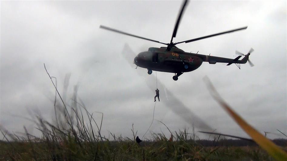 Сотрудники новгородских спецподразделений Росгвардии отработали беспарашютное десантирование