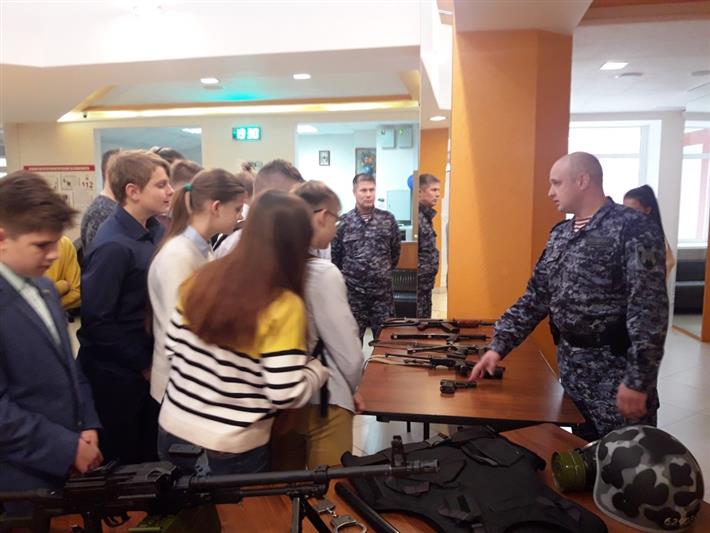 Росгвардейцы рассказали школьникам из Заречного о легендарном конструкторе оружия Михаиле Калашникове