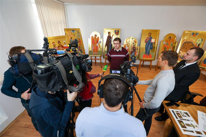 Росгвардия провела пресс-тур в мастерскую, где пишут иконы для главного храма ведомства (видео)