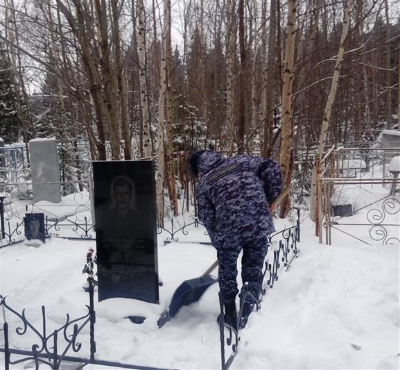 Росгвардейцы ХМАО-Югры привели в порядок место захоронения погибшего военнослужащего