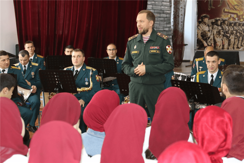 Росгвардейцы рассказали грозненским школьникам о графе Комаровском