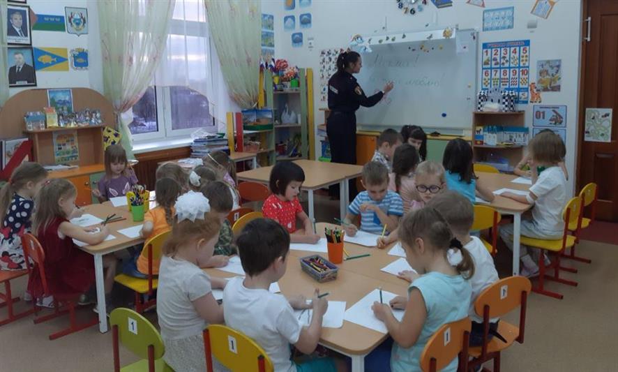 В Тюменской области росгвардейцы поздравили мам с праздником  и рассказали детям о своей службе