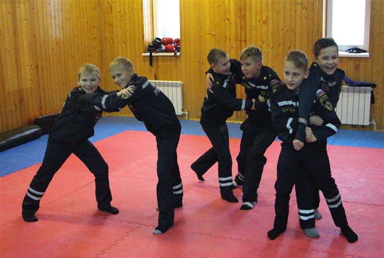 Накануне Всемирного дня ребенка курский ОМОН открыл свои двери для школьников