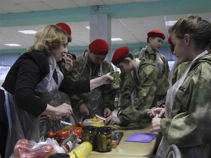 Росгвардейцы из «Кузбасса» помогли юным подшефным приготовить кулинарные подарки для мам