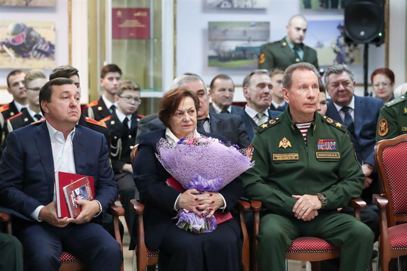 Генерал армии Виктор Золотов вручил книгу «Генерал горячих точек» родственникам генерал-полковника Юрия Шаталина (видео)