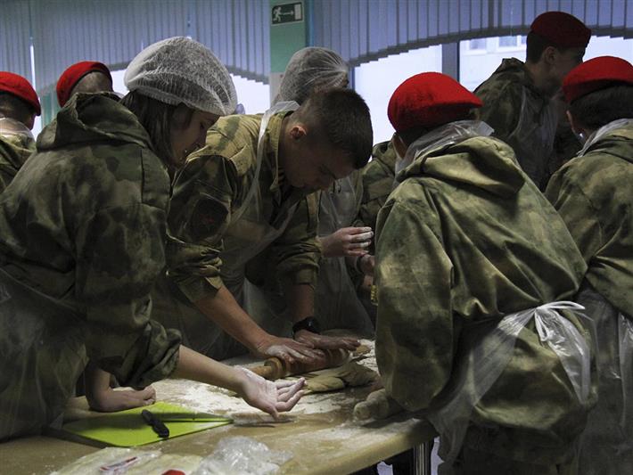 Росгвардейцы из «Кузбасса» помогли юным подшефным приготовить кулинарные подарки для мам
