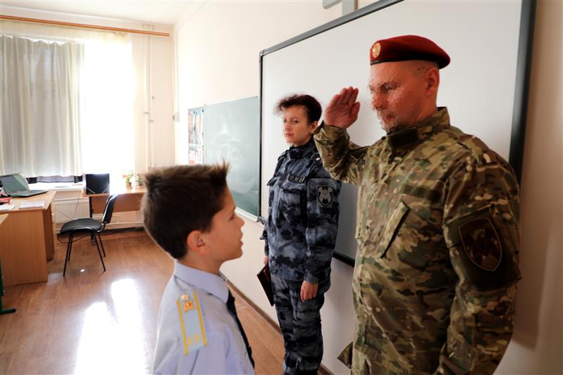 Росгвардеец встретился с воспитанниками симферопольского подшефного кадетского класса 