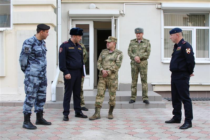 Командующий Северо-Кавказским округом Росгвардии проверил организацию служебно-боевой деятельности ставропольского управления ведомства 