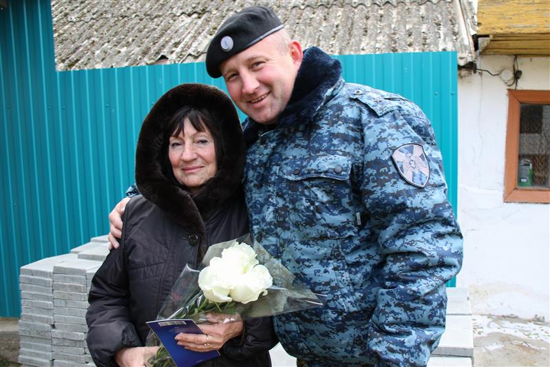 Накануне Дня матери сотрудники ставропольского ОМОН поздравили матерей и вдов погибших товарищей