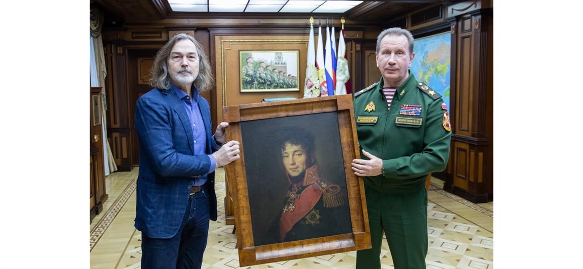 На встрече с директором Росгвардии генералом армии Виктором Золотовым заслуженный художник России Никас Сафронов передал портрет графа Евграфа Комаровского