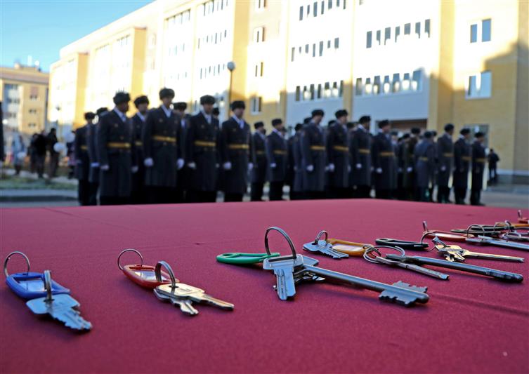 В Росгвардии военнослужащим вручили ключи от новых квартир (видео)