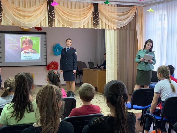 В Карачаево-Черкесской Республике росгвардейцы провели правовое информирование в детском доме