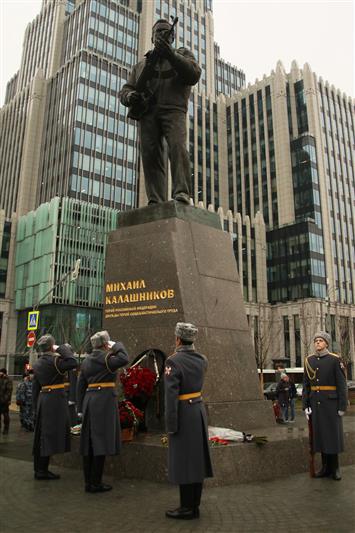 В Москве военнослужащие и сотрудники Росгвардии приняли участие в акции «100 гвоздик к 100-летию Михаила Калашникова»