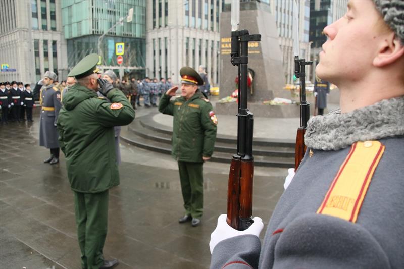В Москве военнослужащие и сотрудники Росгвардии приняли участие в акции «100 гвоздик к 100-летию Михаила Калашникова»