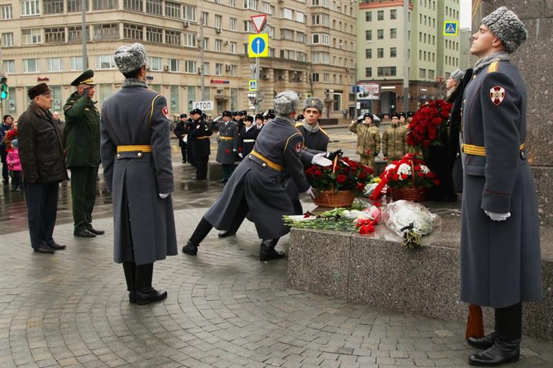 В Москве военнослужащие и сотрудники Росгвардии приняли участие в акции «100 гвоздик к 100-летию Михаила Калашникова»