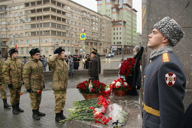 В Москве военнослужащие и сотрудники Росгвардии приняли участие в акции «100 гвоздик к 100-летию Михаила Калашникова»