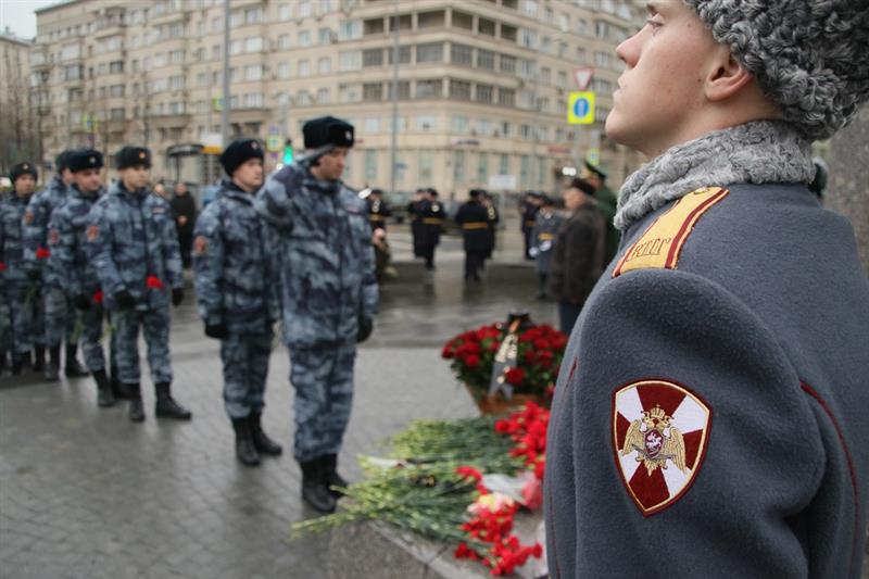 В Москве военнослужащие и сотрудники Росгвардии приняли участие в акции «100 гвоздик к 100-летию Михаила Калашникова»