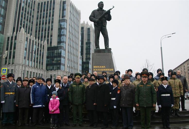 В Москве военнослужащие и сотрудники Росгвардии приняли участие в акции «100 гвоздик к 100-летию Михаила Калашникова»