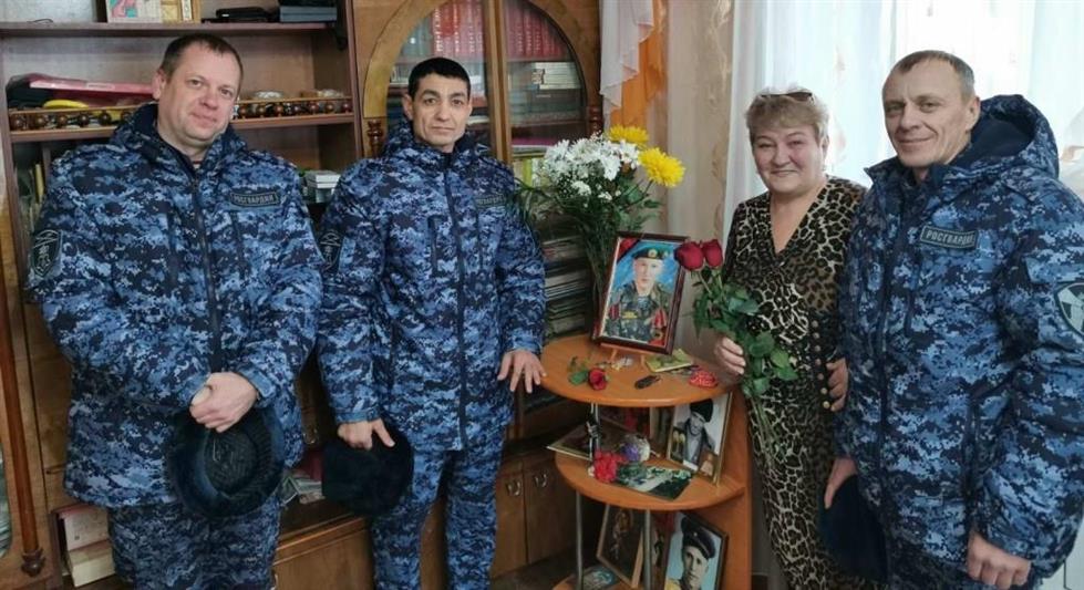 В Тюменской области сотрудники Росгвардии поздравили вдов и матерей боевых товарищей с Днем матери