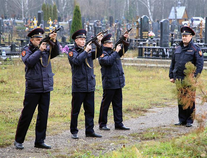 В Мордовии сотрудники и военнослужащие Росгвардии почтили память павших товарищей