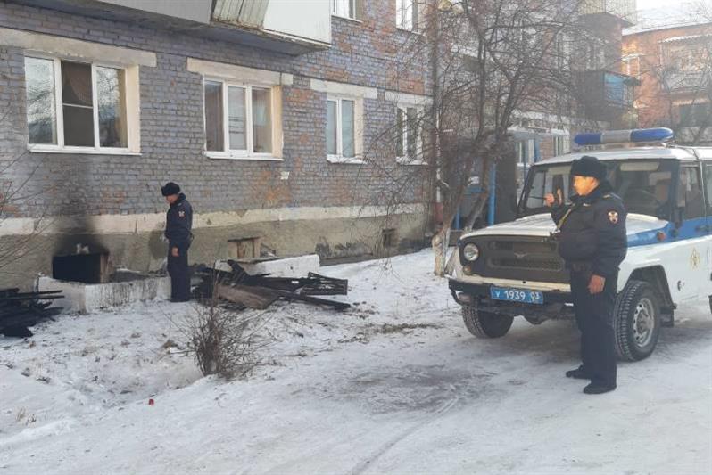 В Бурятии росгвардейцы эвакуировали людей во время пожара в многоквартирном доме