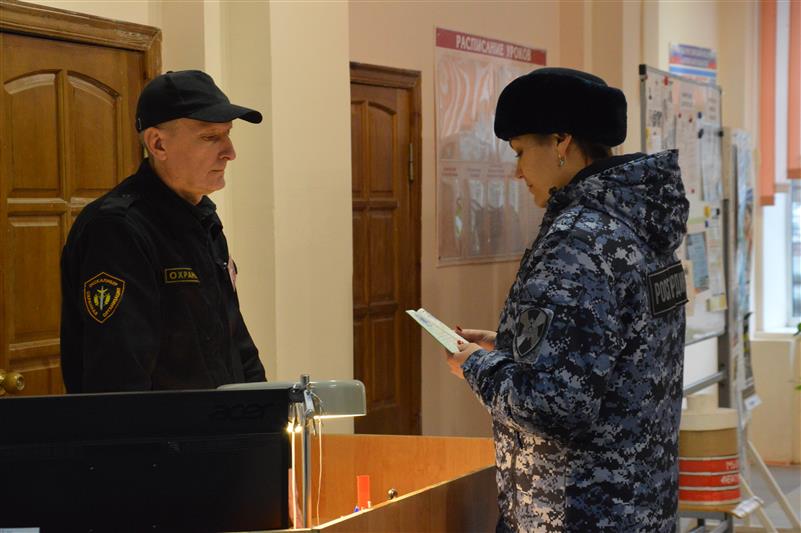 Росгвардейцы проверяют безопасность социальных учреждений Брянской области 